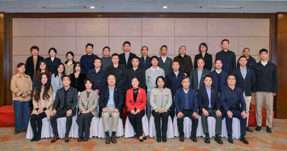 駐浙江聯絡處主任劉銘德（前排左四）與衢州市副市長田俊（前排左五）、衢州市政府副秘書長周庚淵（前排左三）衢州市貿促會會長劉卸榮（前排右三）及代表團成員合影。