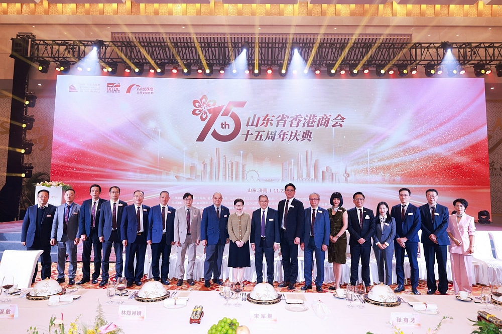 駐山東聯絡處主任黃志輝（左七）與出席山東省香港商會十五周年慶典的嘉賓合照