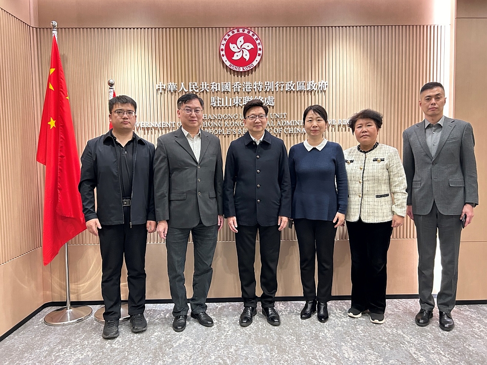 駐山東聯絡處主任黃志輝（左三）與歷下區委統戰部副部長王輝勇（右三）等合照
