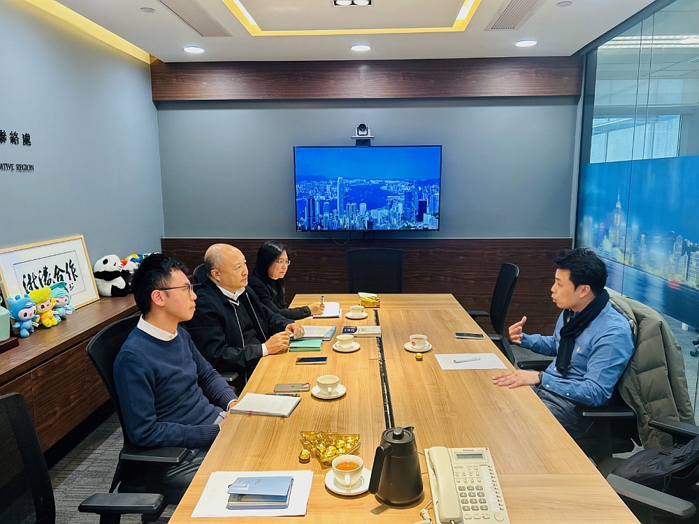 駐浙江聯絡處主任劉銘德（左二）、駐浙江聯絡處副主任蔡志恒（左一）與浙江省香港商會理事兼科技專委會主任許仲倫（右一）會面交流。