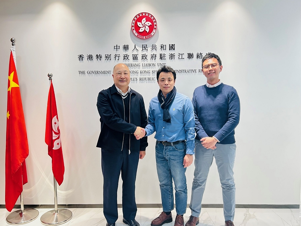 駐浙江聯絡處主任劉銘德（左一）、駐浙江聯絡處副主任蔡志恒（右一）與浙江省香港商會理事兼科技專委會主任許仲倫（中）會後合影。