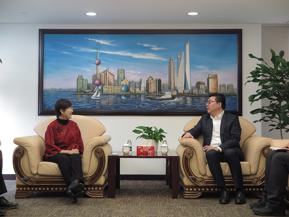 駐滬辦主任蔡亮（左）與上海市商務委員會副主任何冬賓（右）會面交流
