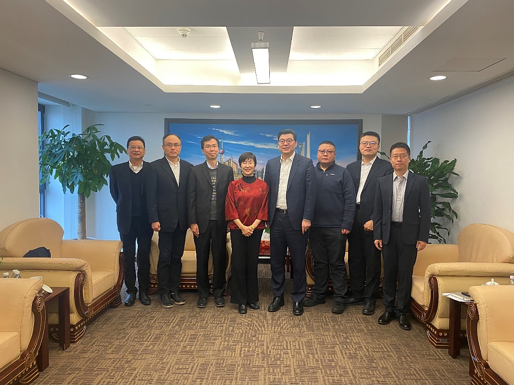 駐滬辦主任蔡亮（左四）一行與上海市商務委員會副主任何冬賓（右四）、外商投資促進處（台港澳商務處）處長盛弘彥（右三）、上海市外國投資促進中心主任薛鋒（右二）合影