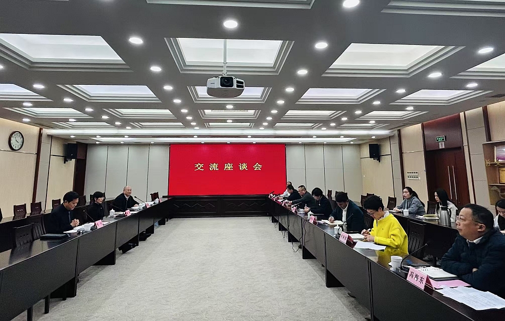駐滬辦主任蔡亮（左排左二）、駐浙江聯絡處主任劉銘德（左排左三）、香港船舶註冊處駐上海區域辦事處總監倪釗（左排左一）與舟山市港澳辦主任湯賽虹（右排右四）、舟山市市委統戰部副部長郭紀兵（右排右三）、舟山市商務局副局長張曙（右排右五）、舟山市港澳辦主任莊海波（右排右六）、舟山市海事局副局長馮海東（右排右一）、舟山市文化廣電旅遊體育局市場開發處處長何琳娜（右排右二）、舟山市投資促進中心副主任任益穗（右排右七）會面交流。