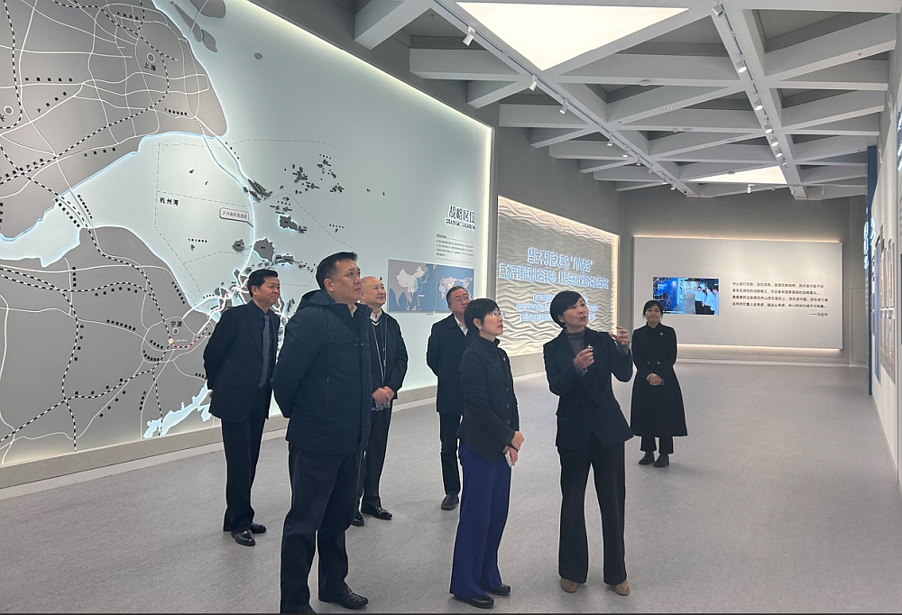 駐滬辦主任蔡亮（前排中）、駐浙江聯絡處主任劉銘德（後排左二）、香港船舶註冊處駐上海區域辦事處總監倪釗（後排左一）在舟山市港澳辦主任湯賽虹（前排右一）及舟山市住建局總工程師沈家雷（前排左一）的陪同的下參觀舟山市城市展示館。