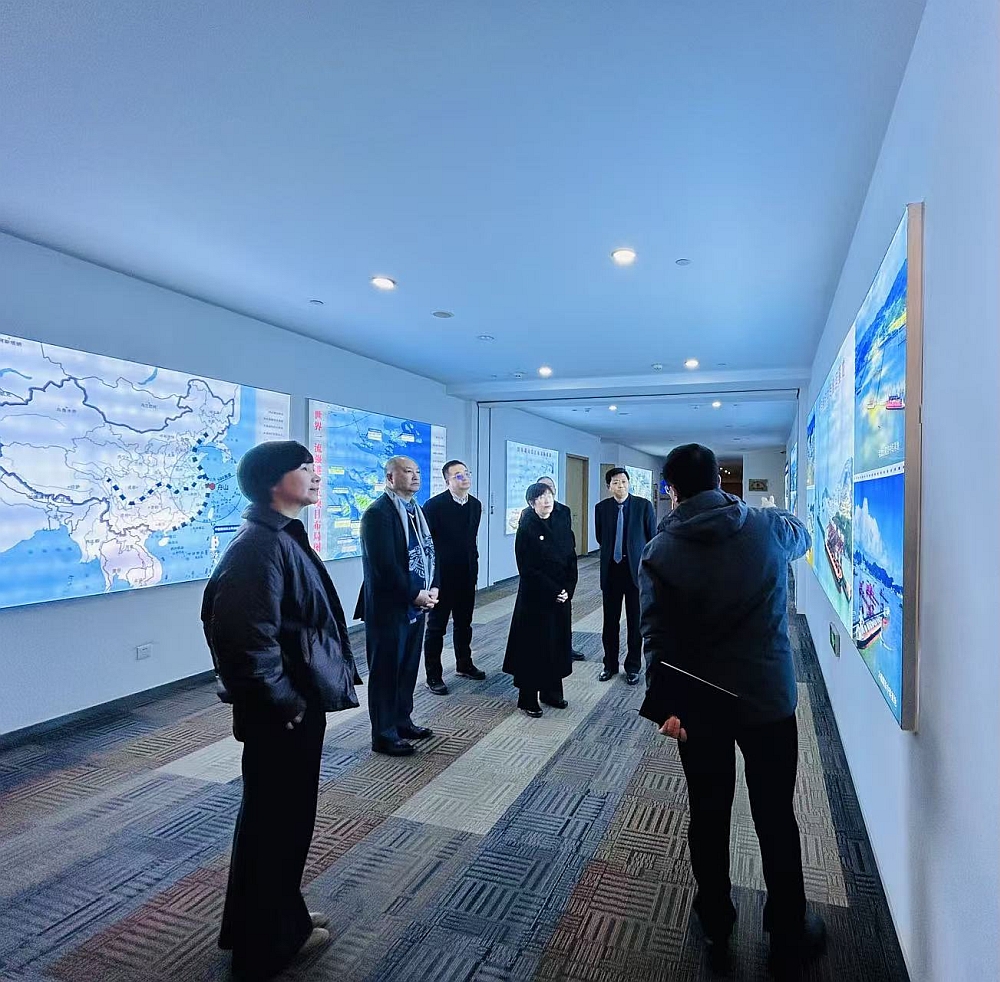 駐滬辦主任蔡亮（中）、駐浙江聯絡處主任劉銘德（左二）、香港船舶註冊處駐上海區域辦事處總監倪釗（右二）在舟山市港澳辦主任湯賽虹（左一）陪同下參觀舟山江海聯運服務中心。