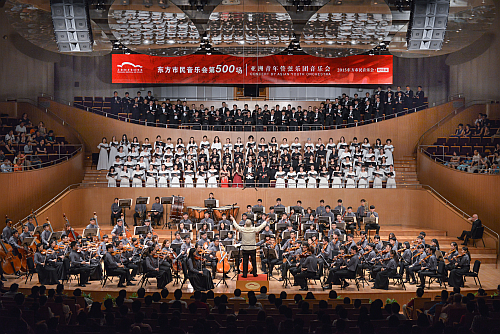 香港特別行政區政府駐上海經濟貿易辦事處（駐滬辦）今年繼續全力支持亞洲青年管弦樂團（亞青樂團），於八月八日和九日在上海演出兩場音樂會，以推廣香港和上海在文化藝術方面的交流，加強兩地的緊密聯繫。圖示亞青樂團於八月九日在上海東方藝術中心的精彩演出，台下觀眾反應熱烈。