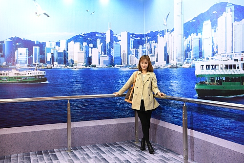 今年，巡迴展覽將特別設有三幅以香港特色和地標為主題的３Ｄ畫供到場參觀人士拍照留念，讓到過香港的民眾重溫香港的澎湃活力，將會到香港的民眾則先感受一下香港的蓬勃朝氣。圖示參觀者於一幅以維多利亞港為主題的３Ｄ畫前留影。畫中的維多利亞港內穿梭不絕的船舶，連同鱗次櫛比的摩天大樓，拼湊出一個別具風貌的動人景致。