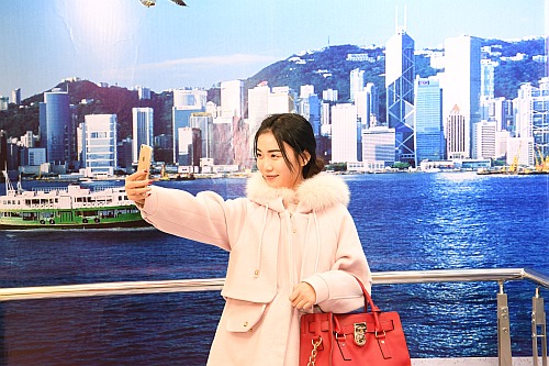 今年，巡迴展覽特別設有三幅以香港特色和地標為主題的３Ｄ畫供到場參觀人士拍照留念，讓到過香港的民眾重溫香港的澎湃活力，將會到香港的民眾則先感受一下香港的蓬勃朝氣。圖示參觀者於一幅以維多利亞港為主題的３Ｄ畫前留影。畫中的維多利亞港內穿梭不絕的船舶，連同鱗次櫛比的摩天大樓，拼湊出別具風貌的動人景致。