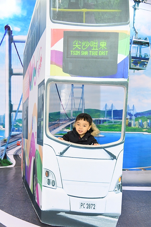 今年，巡迴展覽特別設有三幅以香港特色和地標為主題的３Ｄ畫供到場參觀人士拍照留念，讓到過香港的民眾重溫香港的澎湃活力，將會到香港的民眾則先感受一下香港的蓬勃朝氣。圖示參觀者於一幅以香港電車為主題的３Ｄ畫前留影。畫中電車於中環鬧市中穿梭，凸顯香港活力充沛、朝氣蓬勃的一面。
