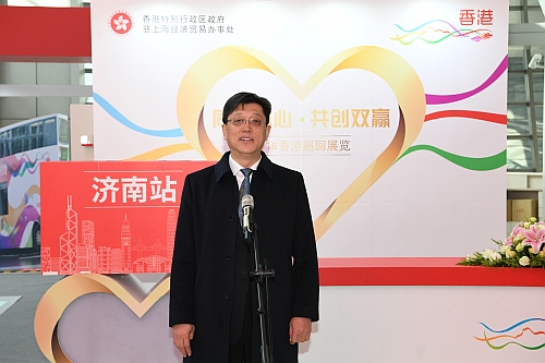 今年，巡迴展覽特別設有三幅以香港特色和地標為主題的３Ｄ畫供到場參觀人士拍照留念，讓到過香港的民眾重溫香港的澎湃活力，將會到香港的民眾則先感受一下香港的蓬勃朝氣。圖示參觀者於一幅以維多利亞港為主題的３Ｄ畫前留影。畫中的維多利亞港內穿梭不絕的船舶，連同鱗次櫛比的摩天大樓，拼湊出別具風貌的動人景致。