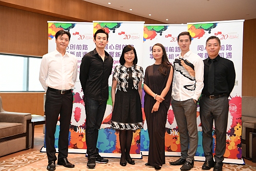 香港特別行政區政府駐上海經濟貿易辦事處（駐滬辦）今日（六月二十三日）晚上，邀得香港芭蕾舞團在上海保利大劇院上演有「芭蕾之中的芭蕾」之美譽的經典劇目《天鵝湖》。圖示駐滬辦主任鄧仲敏（左三）、香港芭蕾舞團行政總監譚兆民（右一）、香港芭蕾舞團高級舞團導師梁靖（左一）和香港芭蕾舞團首席舞蹈員金瑤（右三）、李嘉博（左二）與魏巍（右二）在演出前合照。