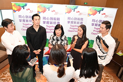 香港特別行政區政府駐上海經濟貿易辦事處（駐滬辦）今日（六月二十三日）晚上，邀得香港芭蕾舞團在上海保利大劇院上演有「芭蕾之中的芭蕾」之美譽的經典劇目《天鵝湖》。圖示駐滬辦主任鄧仲敏（中）、香港芭蕾舞團高級舞團導師梁靖（左一）和香港芭蕾舞團首席舞蹈員金瑤（右二）、李嘉博（左二）與魏巍（右一）在演出前接受媒體訪問。