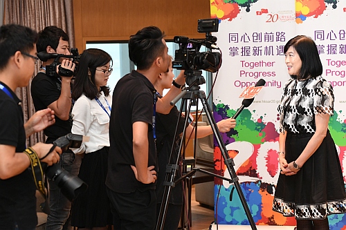 香港特別行政區政府駐上海經濟貿易辦事處（駐滬辦）今日（六月二十三日）晚上，邀得香港芭蕾舞團在上海保利大劇院上演有「芭蕾之中的芭蕾」之美譽的經典劇目《天鵝湖》。圖示駐滬辦主任鄧仲敏在演出前接受媒體專訪。