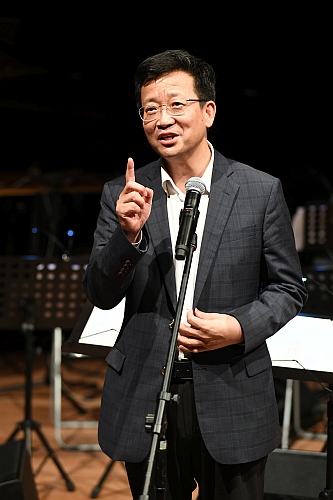 上海市人民政府港澳事務辦公室副主任周亞軍在《禾．日．水．巷》多媒體跨界音樂會上致辭。