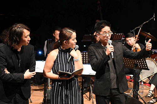 駐滬辦亦與Drip Music攜手於上海免費開展了音樂主題示範講座。圖示張駿豪（左）及指揮林豐（右）親自講解，並由樂團成員現場示範音樂會中的樂曲選段，與廣大樂迷尤其是大學生群體交流分享音樂創作和演奏的心得，以讓更多音樂愛好者進一步瞭解音樂。