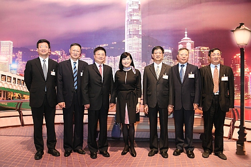 香港特別行政區政府駐上海經濟貿易辦事處主任鄧仲敏（中）、上海市人民政府港澳事務辦公室主任張小松博士（左三）及上海市人民政府港澳事務辦公室副主任周亞軍（左一）與主禮嘉賓今日（八月十五日）在上海參觀「香港回歸祖國二十周年 — 同心創前路　掌握新機遇」成就展。圖示香港特別行政區政府駐上海經濟貿易辦事處主任鄧仲敏與各主禮嘉賓在以香港特色和地標為主題的3D畫前合照。