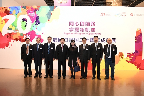 香港特別行政區政府駐上海經濟貿易辦事處主任鄧仲敏（右四）、上海市人民政府港澳事務辦公室主任張小松博士（左四）及上海市人民政府港澳事務辦公室副主任周亞軍（右二）與主禮嘉賓今日（八月十五日）在上海參觀「香港回歸祖國二十周年 — 同心創前路　掌握新機遇」成就展。圖示香港特別行政區政府駐上海經濟貿易辦事處主任鄧仲敏與各主禮嘉賓在展覽現場合照。