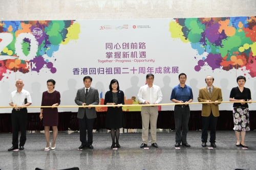 「香港回歸祖國二十周年 — 同心創前路　掌握新機遇」成就展今日（九月二十七日）在江蘇南京揭幕。圖示香港特別行政區政府駐上海經濟貿易辦事處主任鄧仲敏（左四）、南京市人民政府副秘書長朱長會（左三）、南京圖書館館長徐小躍（右四）、南京圖書館黨委書記、副館長韓顯紅（右三）、南京市旅遊委員會副主任夏軍（左二）、南京市人民政府港澳事務辦公室副主任張斌（右二）、中國國際貿易促進委員會南京市分會副巡視員沈平（左一）及南京市商務局外事處（台港澳處）處長郭健（右一）在開幕典禮上剪綵。