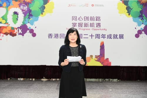 「香港回歸祖國二十周年 — 同心創前路　掌握新機遇」成就展今日（九月二十七日）在江蘇南京揭幕。圖示香港特別行政區政府駐上海經濟貿易辦事處主任鄧仲敏在開幕典禮上致辭。