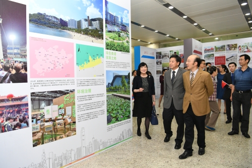 香港特別行政區政府駐上海經濟貿易辦事處主任鄧仲敏（左一）、南京市人民政府副秘書長朱長會（左二）與一眾嘉賓今日（九月二十七日）在江蘇南京參觀「香港回歸祖國二十周年 — 同心創前路　掌握新機遇」成就展。圖示鄧仲敏帶領一眾嘉賓參觀展覽。
