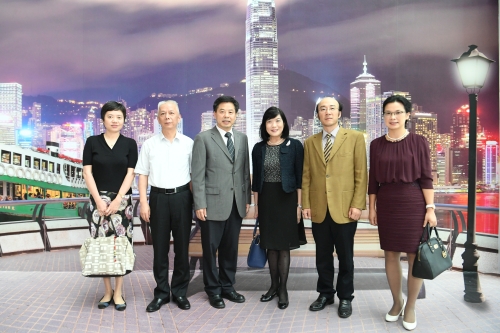 香港特別行政區政府駐上海經濟貿易辦事處主任鄧仲敏（右三）、南京市人民政府副秘書長朱長會（左三）與一眾嘉賓今日（九月二十七日）在江蘇南京參觀「香港回歸祖國二十周年 — 同心創前路　掌握新機遇」成就展。圖示鄧仲敏與一眾嘉賓在以香港特色和地標為主題的3D畫前合照。