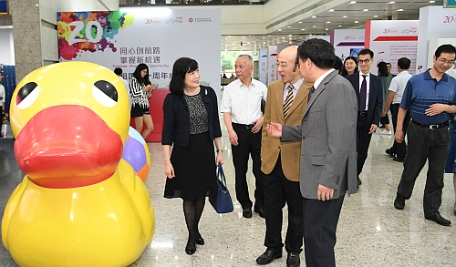 「香港回歸祖國二十周年 — 同心創前路　掌握新機遇」成就展今日（九月二十七日）在江蘇南京揭幕。香港特別行政區政府駐上海經濟貿易辦事處主任鄧仲敏（左二）、南京市人民政府副秘書長朱長會（右一）與一眾嘉賓今日（九月二十七日）在江蘇南京參觀「香港回歸祖國二十周年 — 同心創前路　掌握新機遇」成就展。圖示鄧仲敏向一眾嘉賓介紹童趣（小黃鴨）的雕塑。
