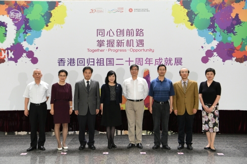「香港回歸祖國二十周年 — 同心創前路　掌握新機遇」成就展今日（九月二十七日）在江蘇南京揭幕。圖示香港特別行政區政府駐上海經濟貿易辦事處主任鄧仲敏（左四）、南京市人民政府副秘書長朱長會（左三）、南京圖書館館長徐小躍（右四）、南京圖書館黨委書記、副館長韓顯紅（右三）、南京市旅遊委員會副主任夏軍（左二）、南京市人民政府港澳事務辦公室副主任張斌（右二）、中國國際貿易促進委員會南京市分會副巡視員沈平（左一）及南京市商務局外事處（台港澳處）處長郭健（右一）在開幕典禮上合照。