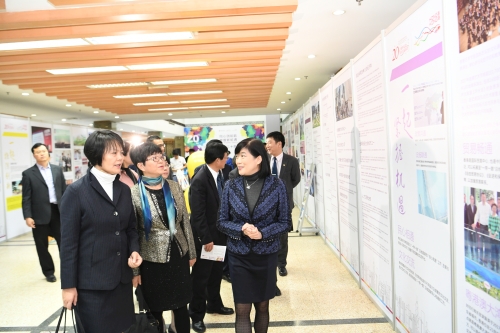 「香港回歸祖國二十周年－－同心創前路　掌握新機遇」成就展今日（十月二十六日）在安徽合肥開幕。圖示香港特別行政區政府駐上海經濟貿易辦事處主任鄧仲敏（右一）帶領一眾嘉賓參觀成就展。