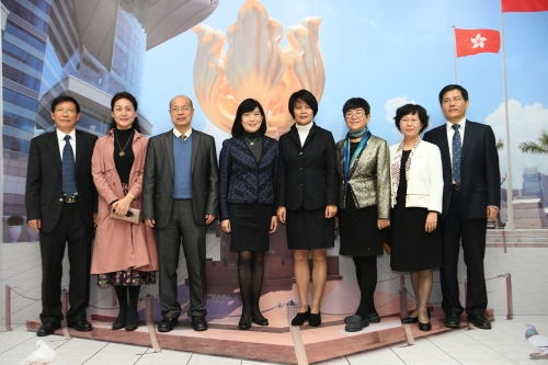 「香港回歸祖國二十周年－－同心創前路　掌握新機遇」成就展今日（十月二十六日）在安徽合肥開幕。圖示香港特別行政區政府駐上海經濟貿易辦事處主任鄧仲敏（左四）與一眾嘉賓在以金紫荊廣場為主題的3D畫前合照。