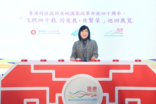 香港特區政府駐上海經濟貿易辦事處主任鄧仲敏在開幕典禮上致辭。