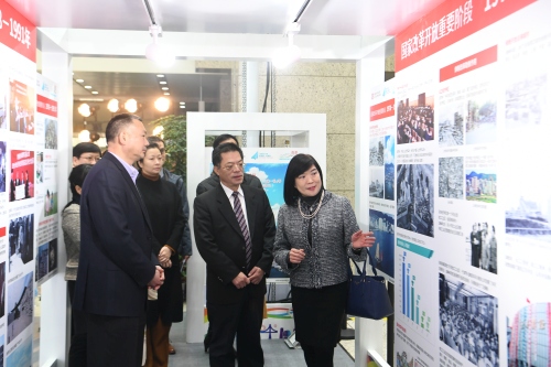 香港特區政府駐上海經濟貿易辦事處主任鄧仲敏（右一）帶領各主禮嘉賓參觀展覽。