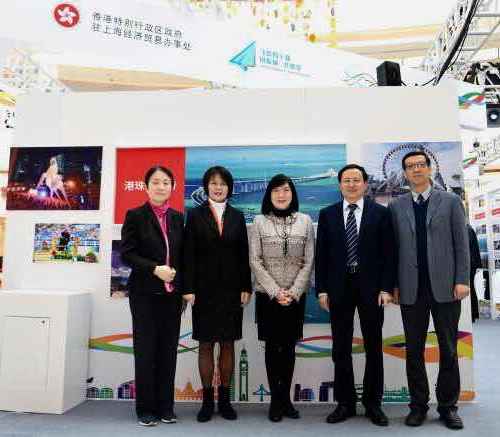 香港特區政府駐上海經濟貿易辦事處主任鄧仲敏（中）、安徽省政府港澳事務辦公室副主任張力芳（左二）、安徽省經濟和信息化廳副廳長吳韋人（右二）、安徽省商務廳副廳長黃英（左一）及安徽省發展和改革委員會副巡視員鄭斌（右一）在以香港基建設施為主題的趣味拼圖遊戲前合照。